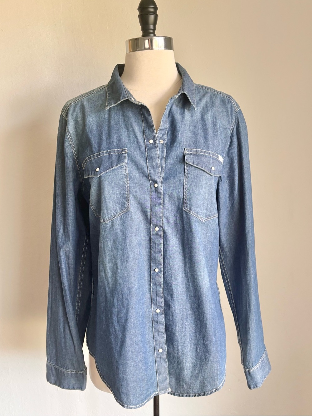 Calvin Klein Brady Medium Wash Lightweight Cotton Snap Front Denim Shirt, L NWT